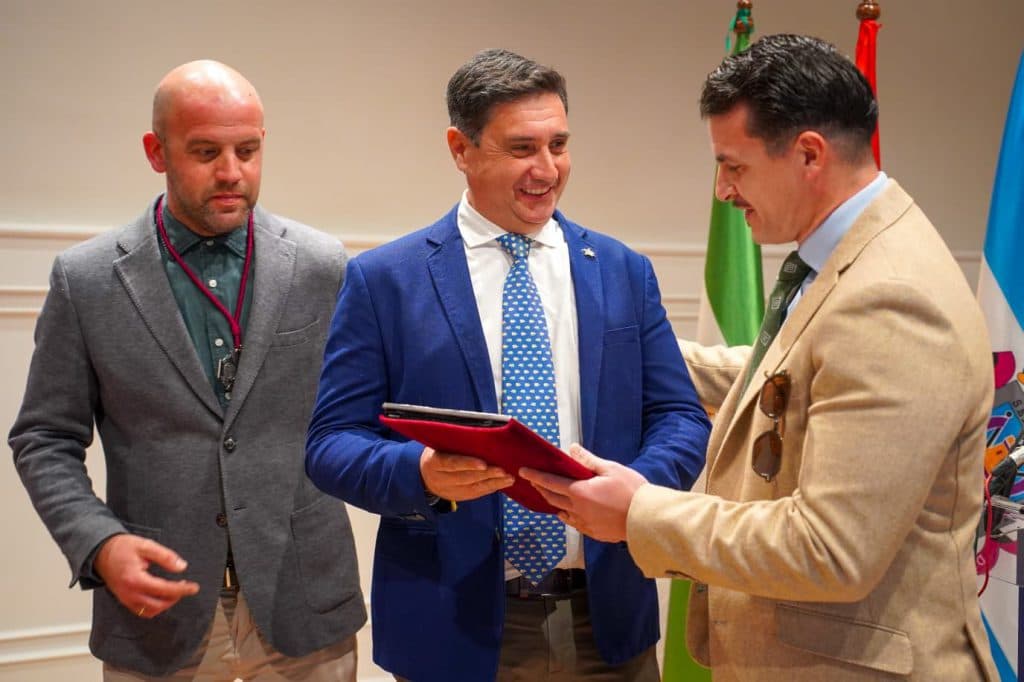 Joaquín Bustos recibe las ‘tapas al pregonero 2026’ de su Semana Santa de Motril