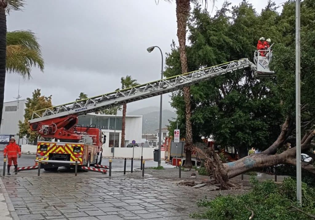 El temporal prolonga la alerta en Almuñécar y se mantiene la suspensión de clases presenciales