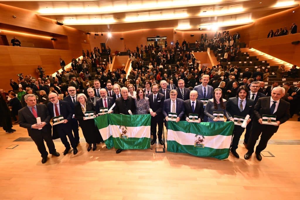 (Directo): Acto de entrega de las Banderas 28F de la Junta de Andalucía en Granada