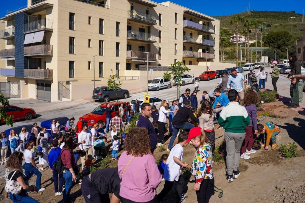 La Asociación de Vecinos La Nacla de Motril planta más de un centenar de árboles en la nueva zona verde de 3.000 metros cuadrados junto al barrio
