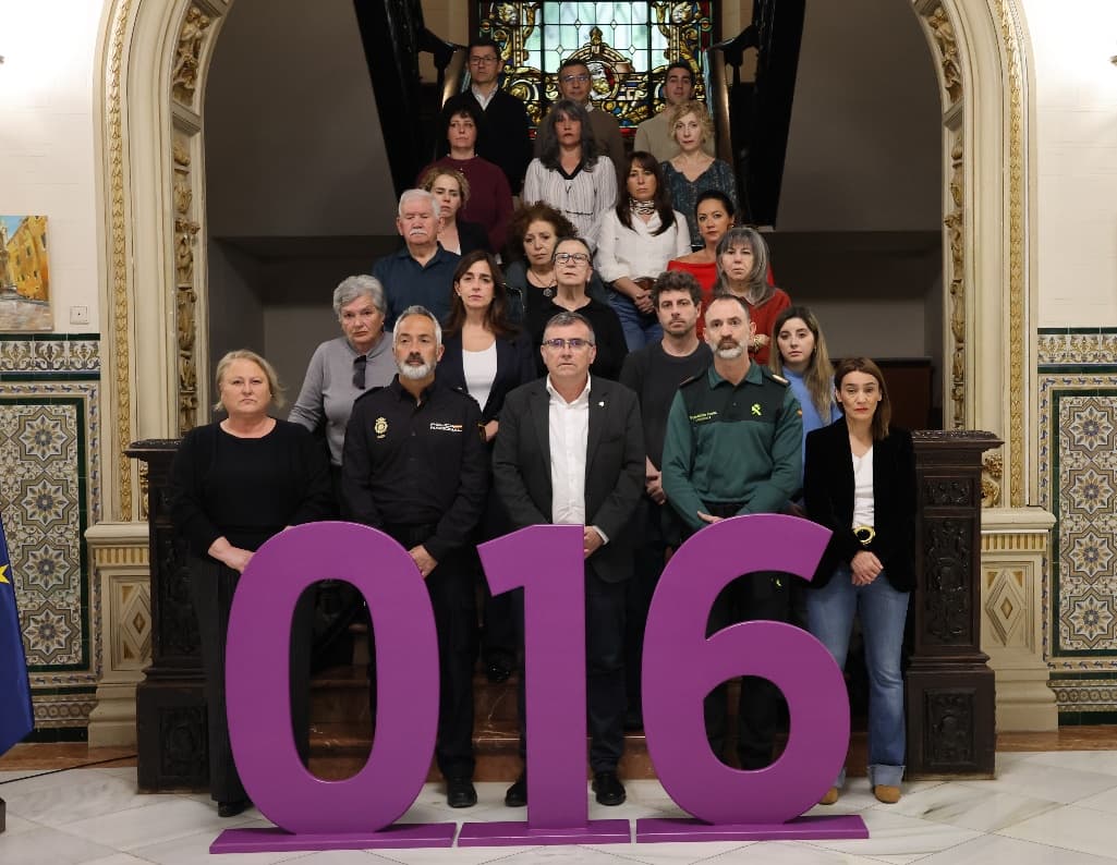 La Subdelegación del Gobierno en Granada guarda un minuto de silencio por las tres últimas víctimas de violencia machista
