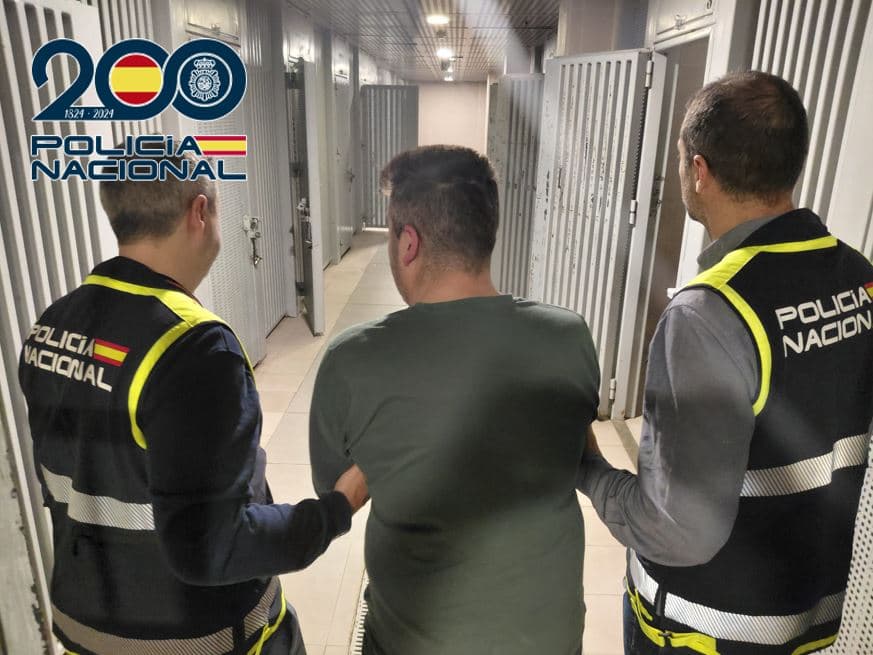 Detenido en Granada un varón por tentativa de homicidio y lesiones tras apuñalar a otro en el cuello con un objeto punzante a la salida de un local