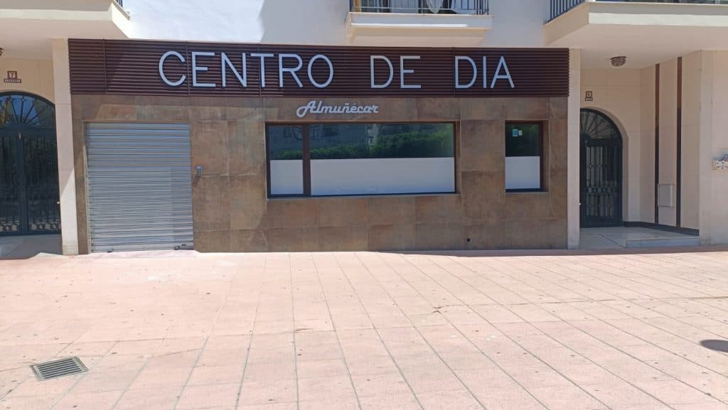 El PSOE pregunta al alcalde de Almuñécar «cuándo abrirá el Centro de Día»