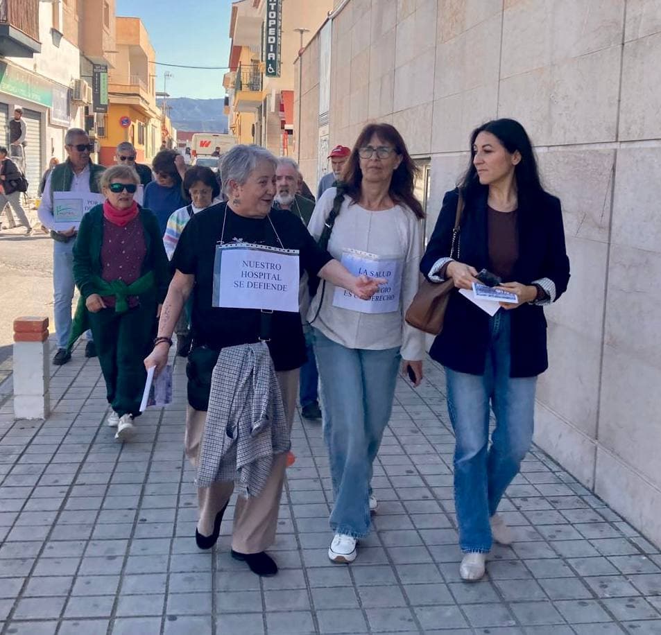 Alejandra Durán se suma a la protesta en Motril y exige al Gobierno andaluz «reforzar la sanidad pública ante el deterioro sanitario en la Costa de Granada»