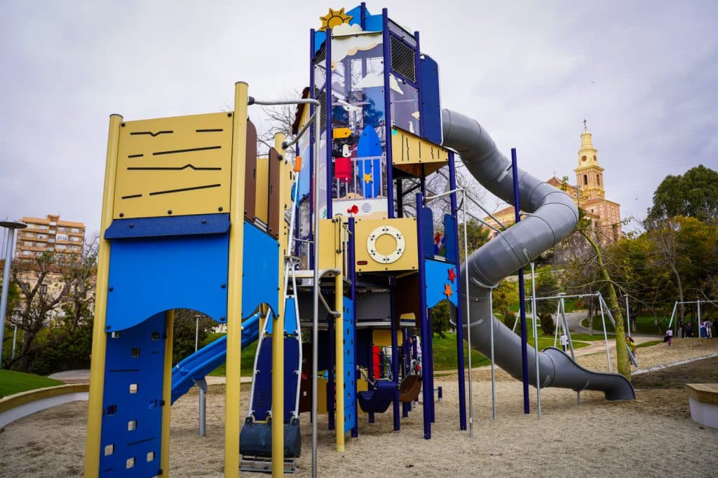 Nueva área infantil en el Parque de los Pueblos de América de Motril