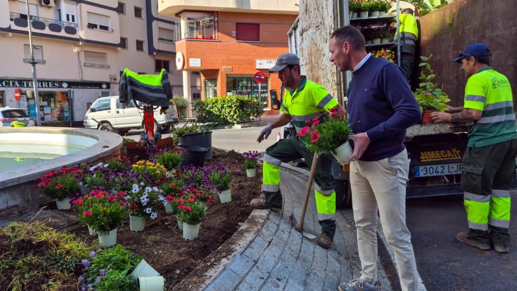 Motril inicia la campaña de plantación de primavera con 20.000 plantas para renovar las zonas verdes de la ciudad