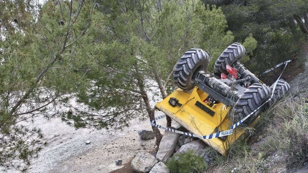 Herido grave un hombre de 46 años tras precipitarse con un dumper en el Cerro del Toro de Motril