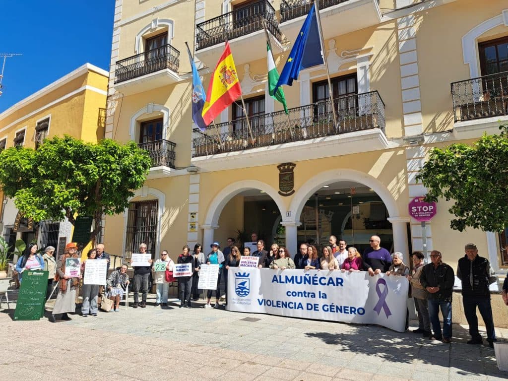 Almuñécar guarda cinco minutos de silencio en recuerdo de las víctimas de violencia machista