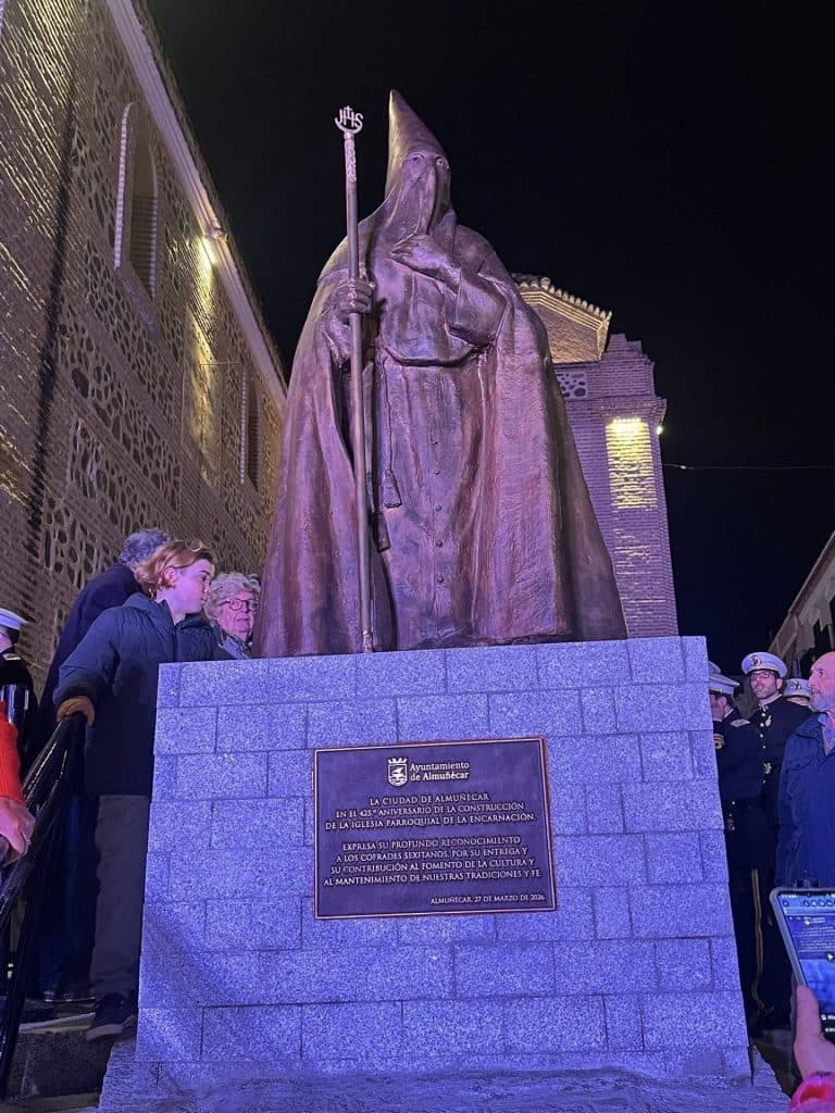 El mundo cofrade sexitano ya tiene su monumento en el entorno de la iglesia de la Encarnación de Almuñécar
