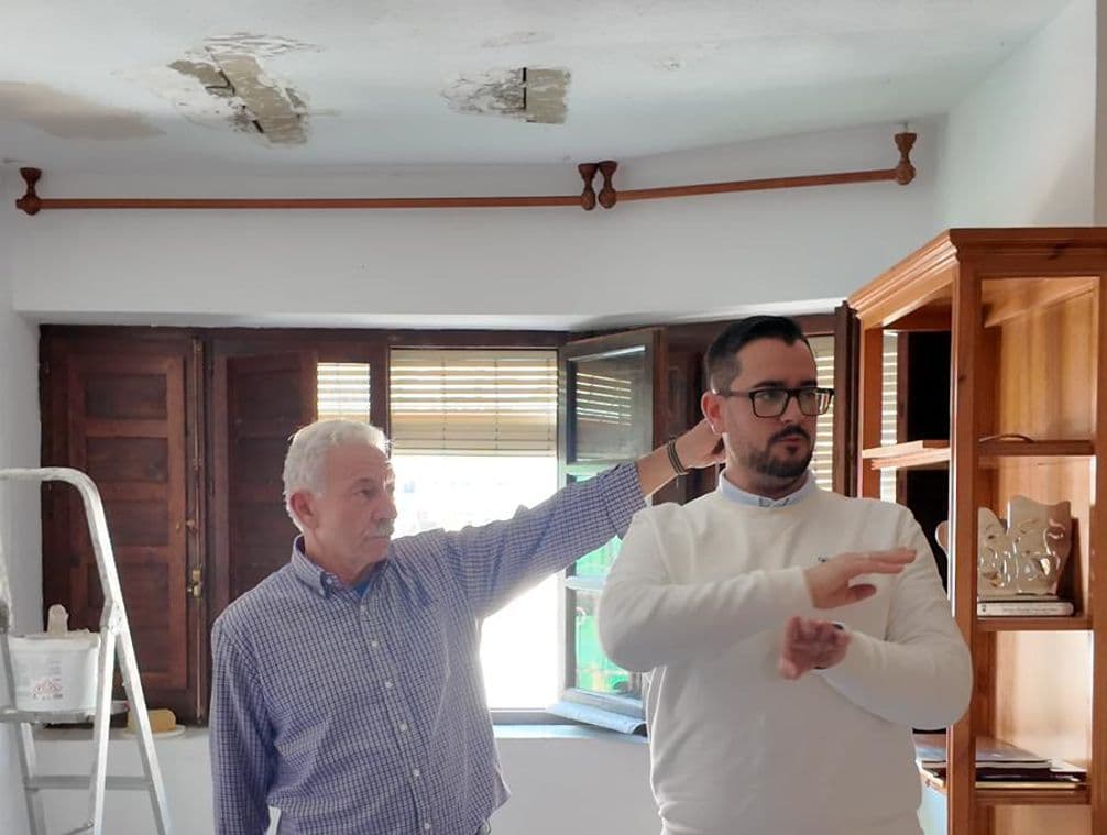 El Ayuntamiento de Almuñécar invierte más de 17.000 euros en reparar las cubiertas del Complejo de Viviendas de la Tercera Edad