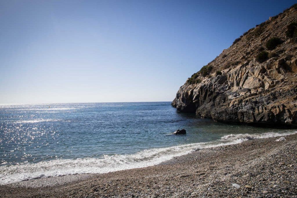 Rescatan tres cadáveres en el mar tras desembarcar una patera con 17 personas en un playa de Gualchos