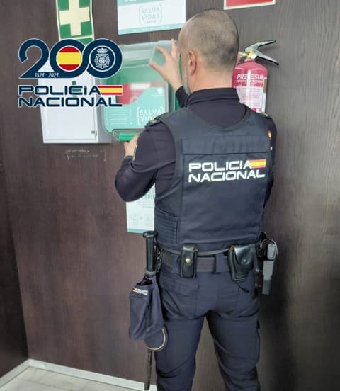 Cuatro Policías Nacionales en Motril salvan la vida de un hombre de 62 años haciendo uso de un desfibrilador
