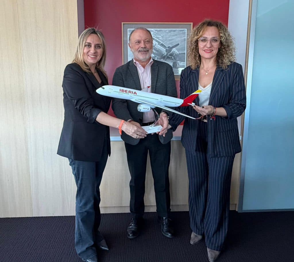 Acuerdos con Iberia para nuevos horarios y mejorar la conexión aérea Granada-Madrid