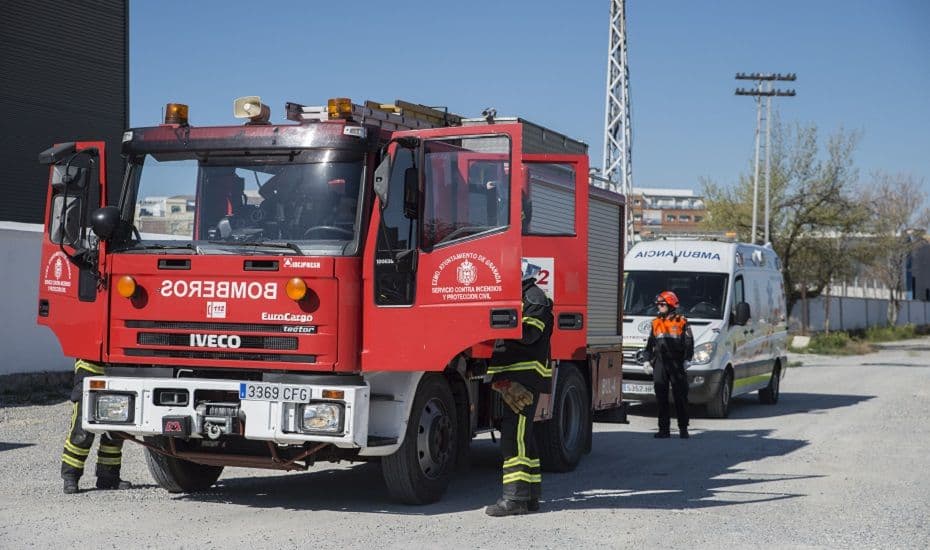 Afectado por inhalación de humo tras el incendio en la cocina de una vivienda en Salobreña