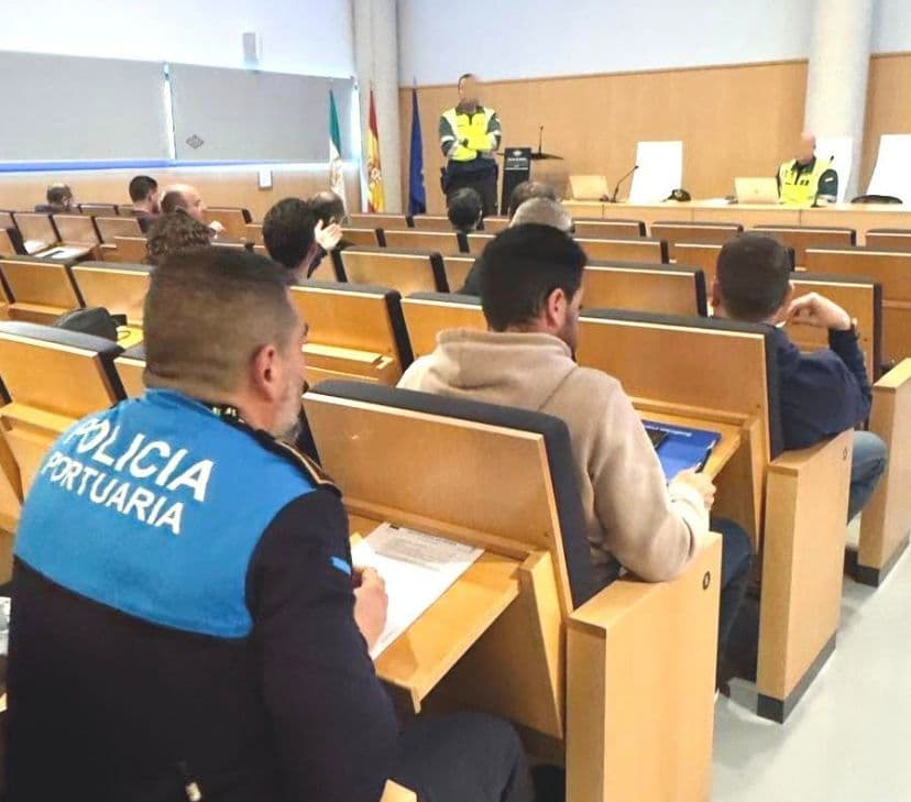 La Policía Portuaria de Motril impulsa su formación en materia de tráfico con una primera jornada especializada