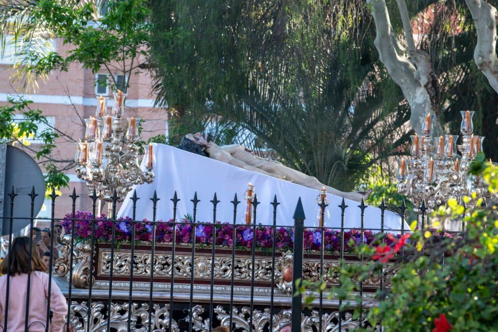 SOLEDAD Y YACENTE: EL SACRO CORTEJO QUE IMPONE PENITENCIA POR EL BARRIO QUE LE DA CULTO