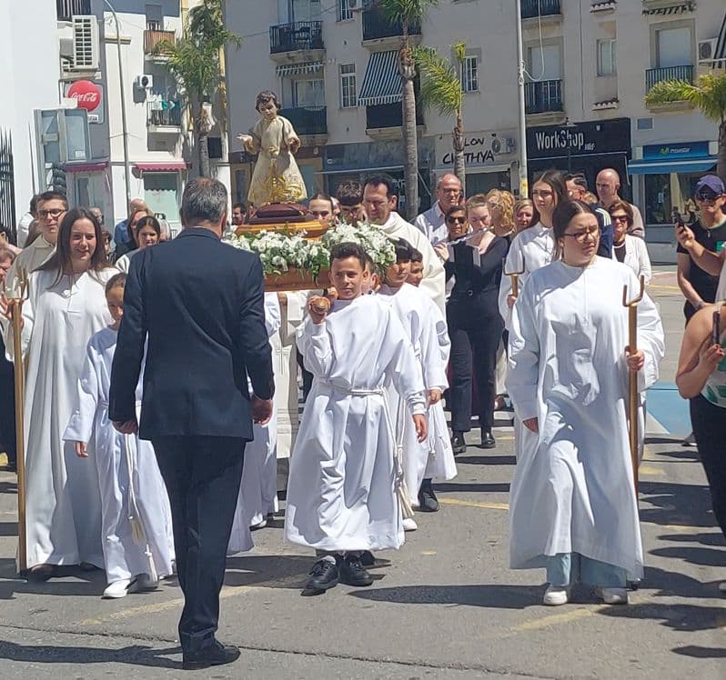 SALOBREÑA PONE EL BROCHE A SU SEMANA SANTA CON LA PROCESION PARROQUIAL DE RESURRECCION