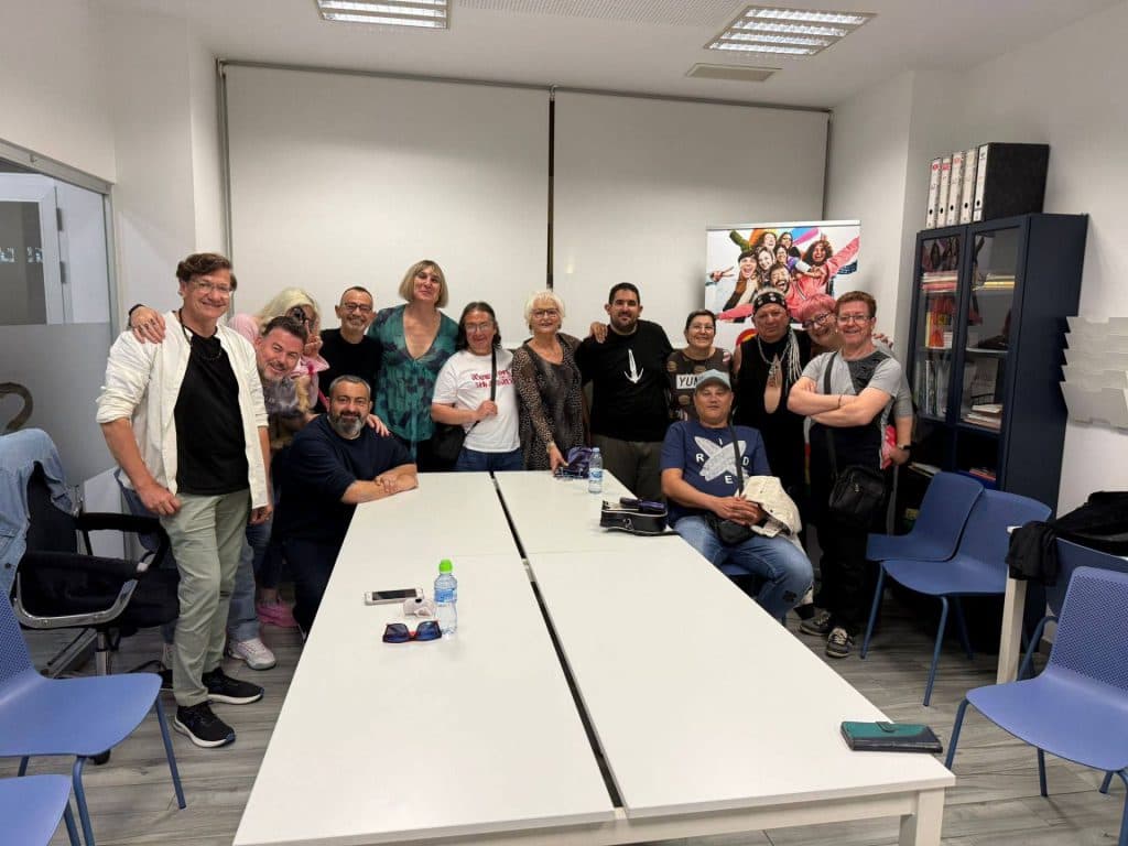 AMODI reúne a colectivos y ciudadanía en una mesa de debate sobre derechos LGBTIQ+