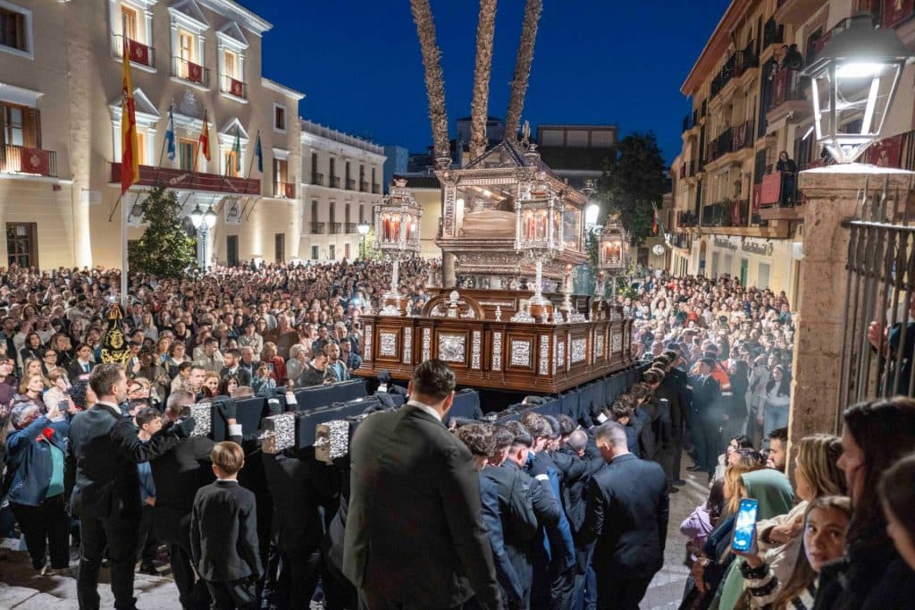 SEPULCRO Y DOLORES: UN VIERNES SANTO PARA SOLEMNIZAR EL ENTIERRO DE CRISTO