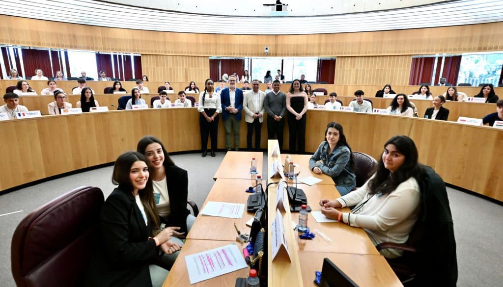 Diputación se transforma en el Parlamento Europeo por un día al acoger ‘Mini MEU Granada 2026’