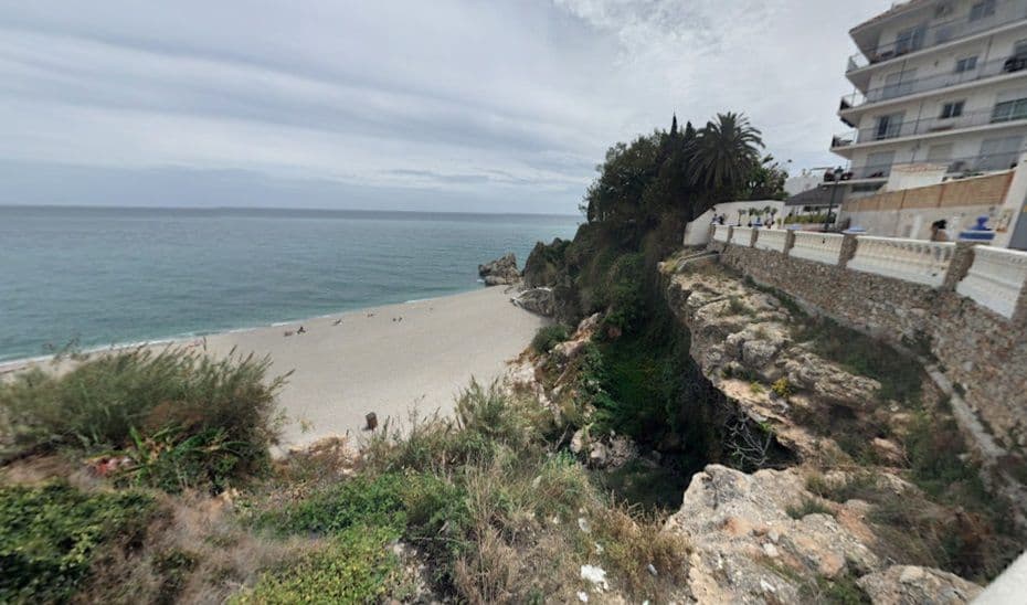 Rescatan a un hombre caído desde el Mirador Bendito a la playa del Carabeo en Nerja
