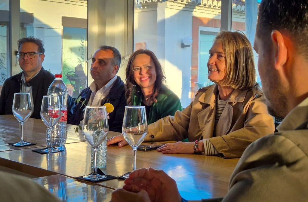 Rocío Díaz participa en un encuentro junto a la Asociación de Empresarios de Playa de la Costa Tropical