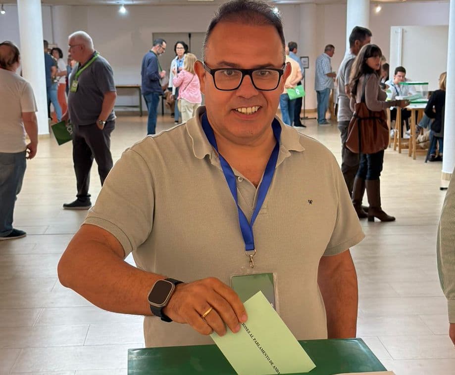 Juan José Ruiz Joya anima a la participación tras ejercer su derecho al voto en La Herradura