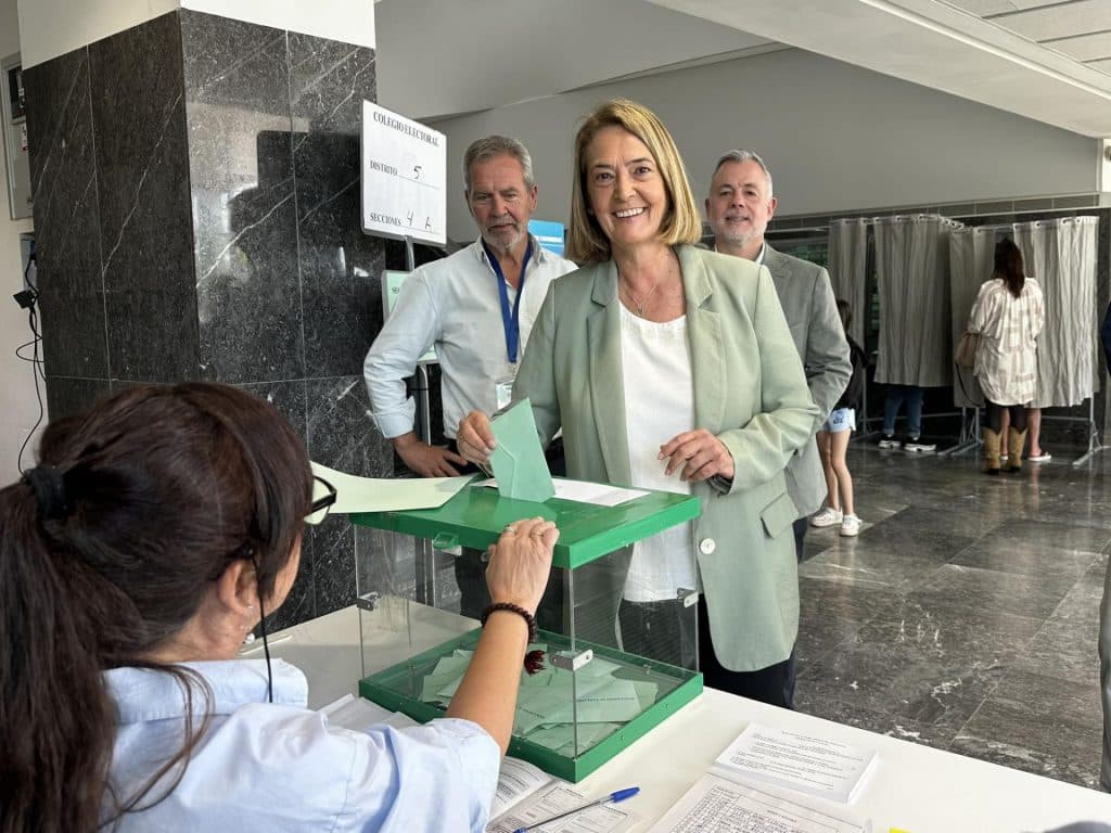 Luisa García Chamorro ejerce su derecho al voto en una de las 64 mesas electorales de Motril