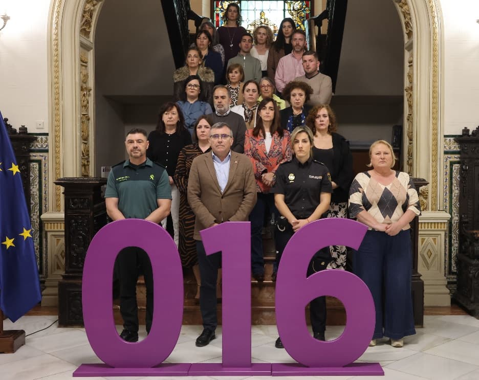 La Subdelegación del Gobierno en Granada guarda un minuto de silencio por los dos últimos asesinatos machistas