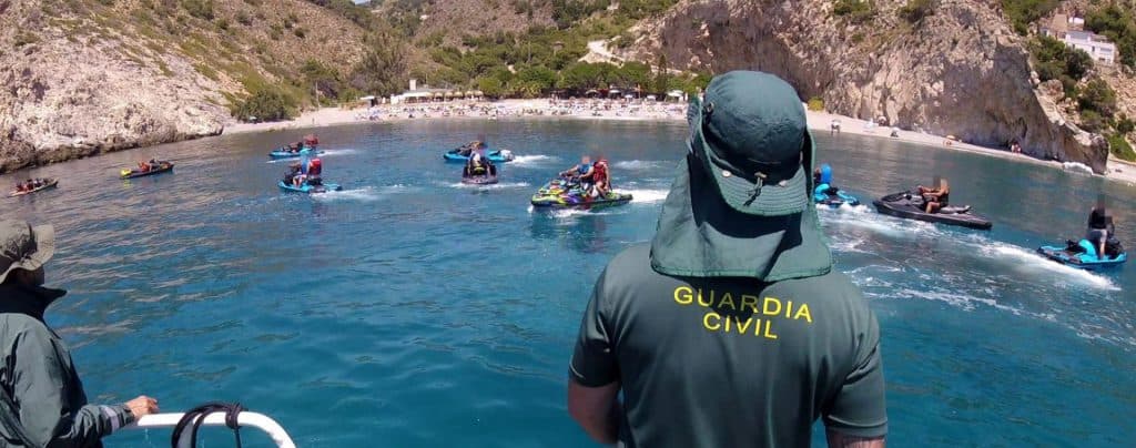 La Guardia Civil denuncia a diez motos náuticas por navegar en el Paraje Natural Acantilados de Maro-Cerro Gordo