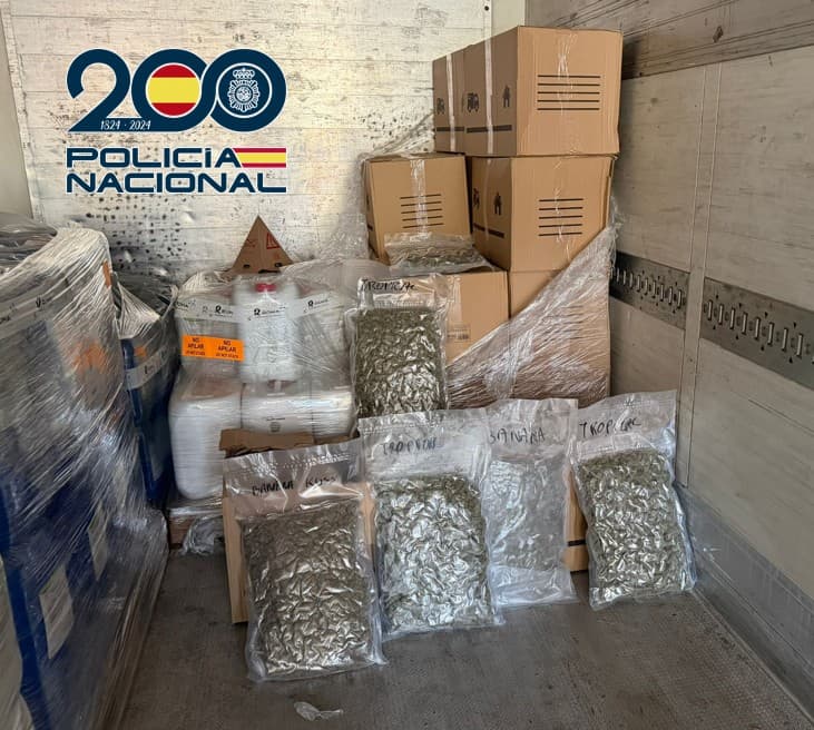 Detenido en la A-92 un varón que transportaba en un camión con matrícula extranjera 100 kilos de cogollos de marihuana