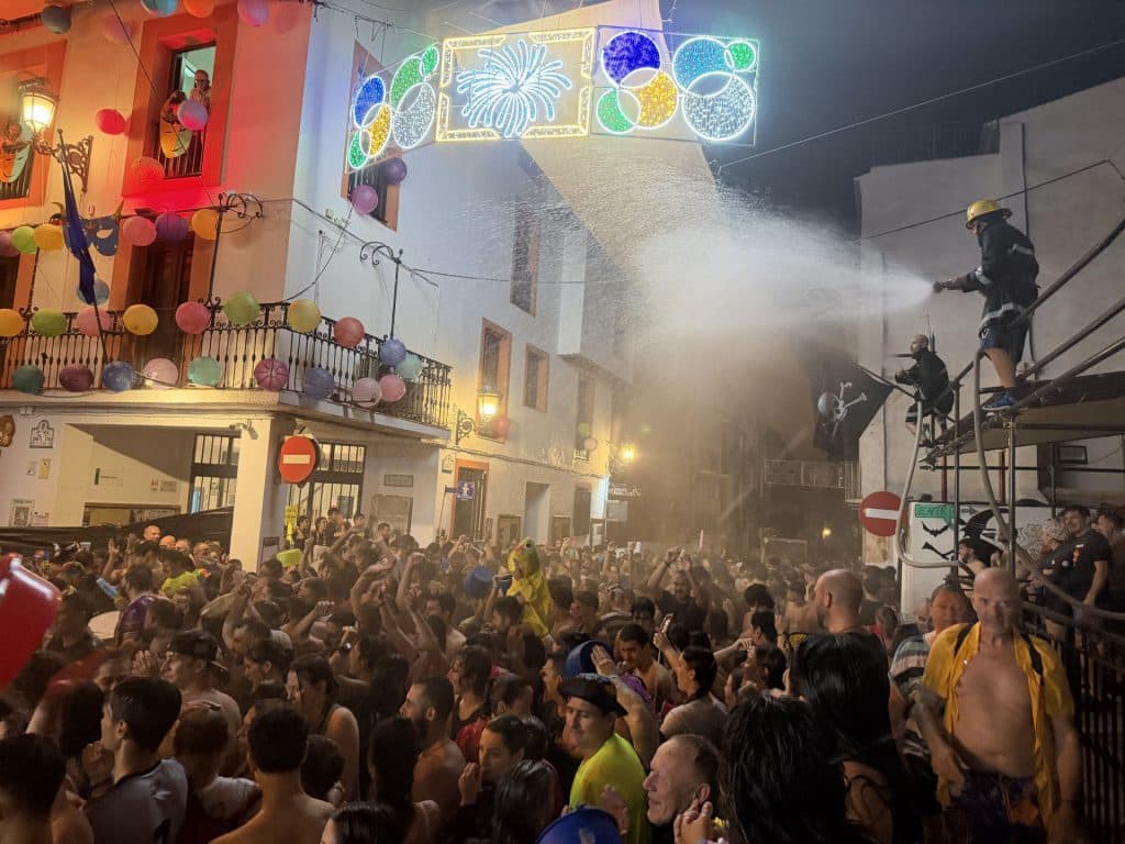 La noche en la que Lanjarón volvió a mojarse: 20.000 personas celebran la Carrera del Agua en su estreno como Fiesta de Interés Turístico Nacional
