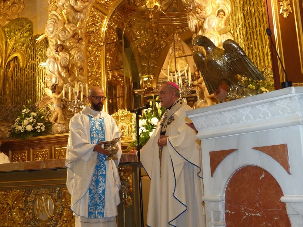 EL ARZOBISPO DE GRANADA CONSAGRA EL ALTAR DEL SANTUARIO DE NUESTRA SEÑORA DE LA CABEZA