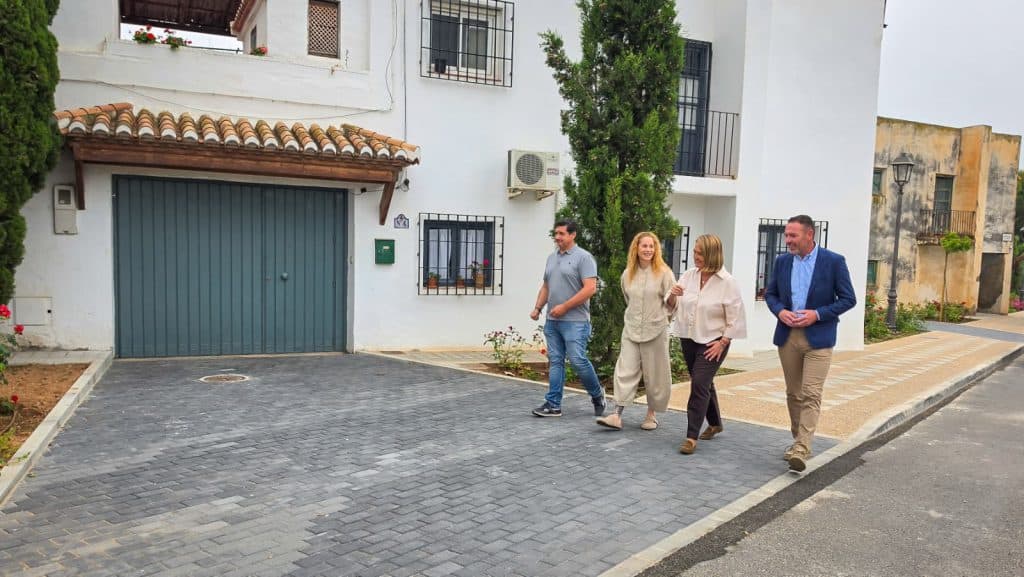 Con una inversión de 116.000 euros culminan las obras de mejora del acerado de Puntalón entre la carretera de Lújar y la calle Río Genil