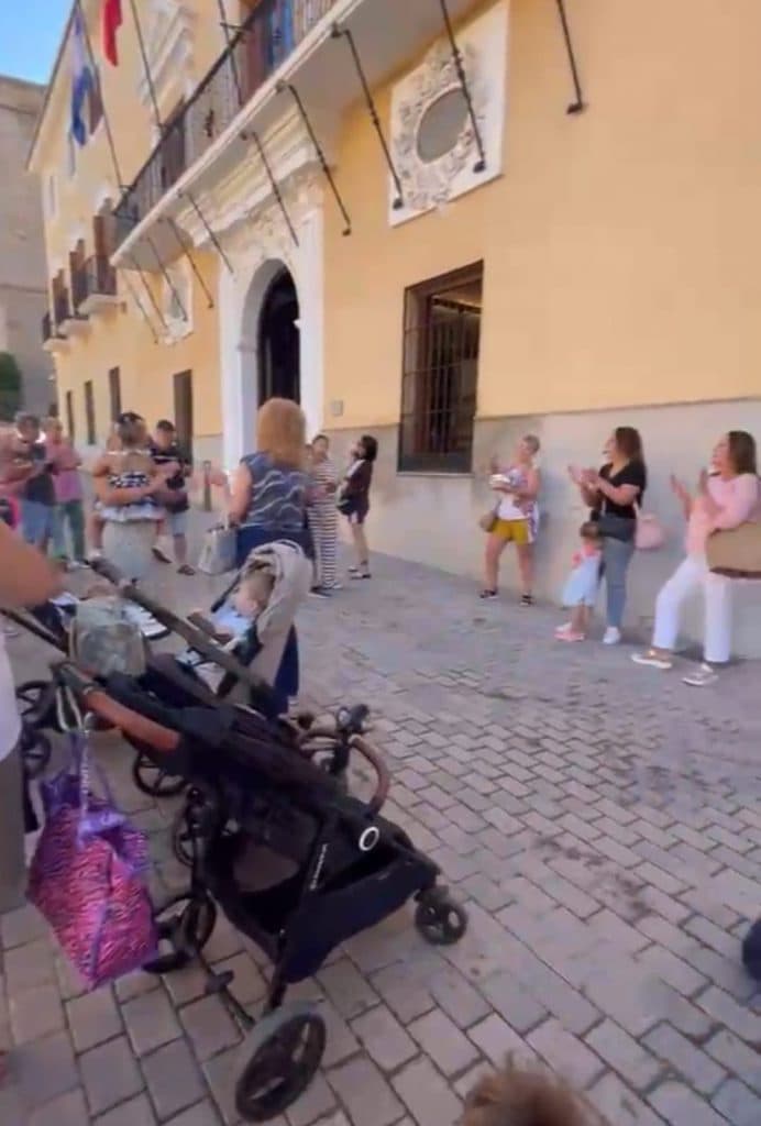 Educadoras y familias afectadas en la Escuela Infantil Rosa López Cervantes de Motril se concentran en el ayuntamiento, pidiendo soluciones «inmediatas»