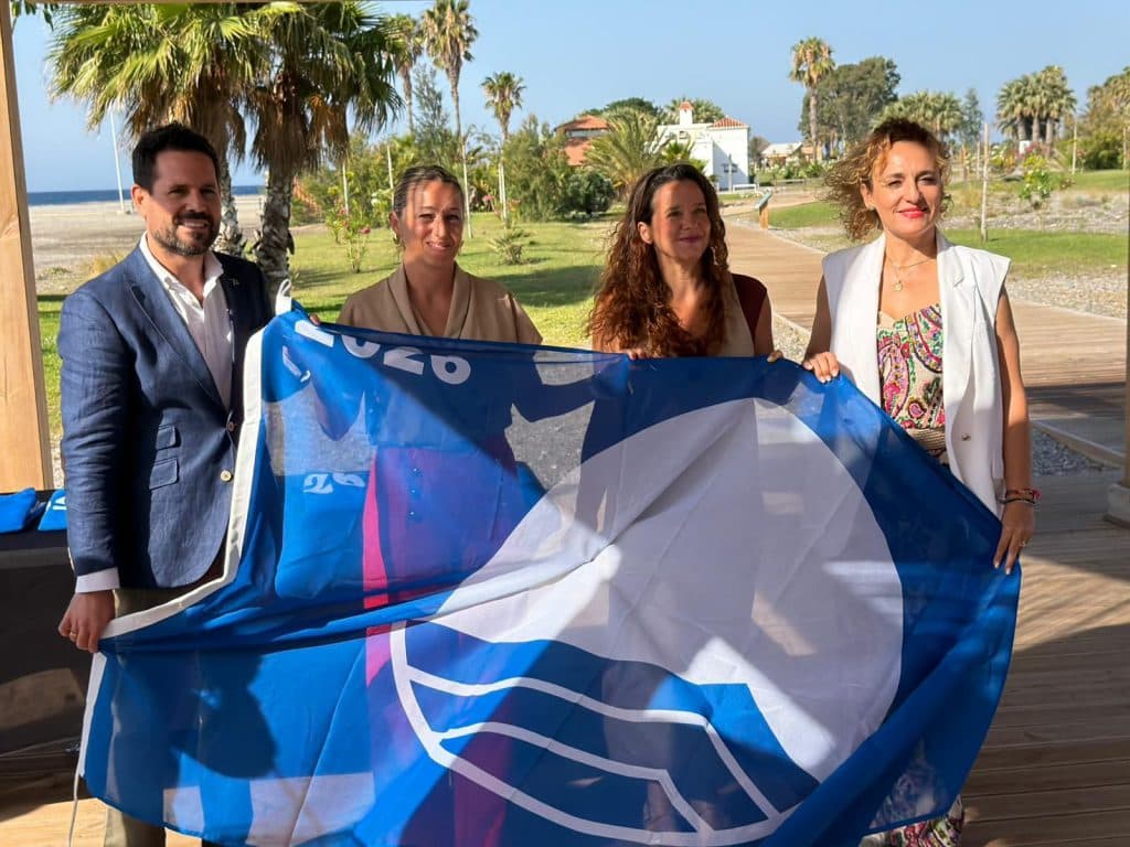 Las playas de Almuñécar y La Herradura reciben oficialmente sus Banderas Azules de 2026