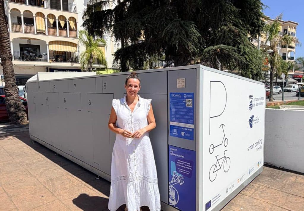 El Ayuntamiento de Almuñécar instala tres módulos seguros e inteligentes para el estacionamiento de bicicletas y patinetes