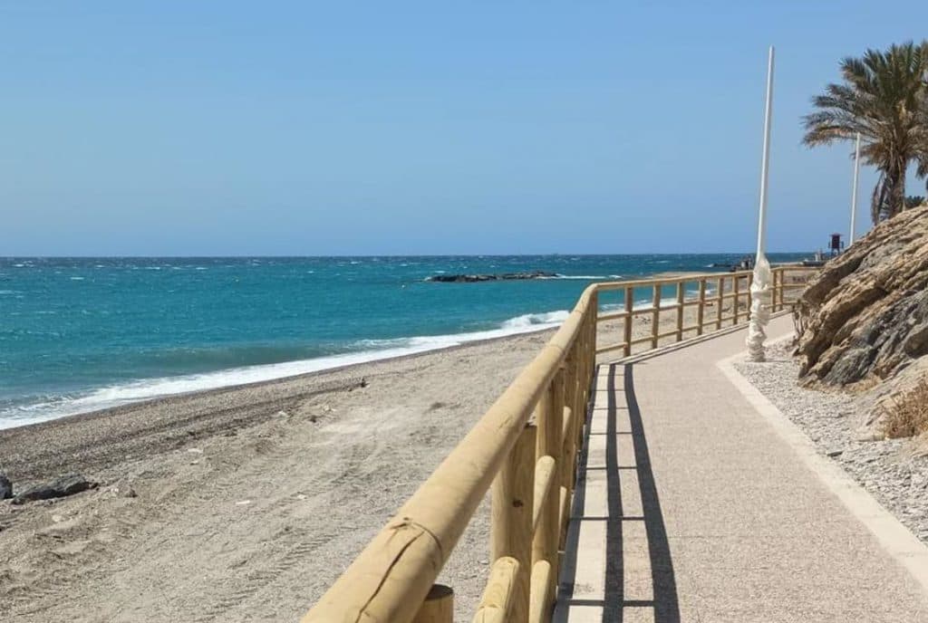 Demanda histórica: la nueva pasarela entre las playas de Castell y Cambriles ya está abierta al público