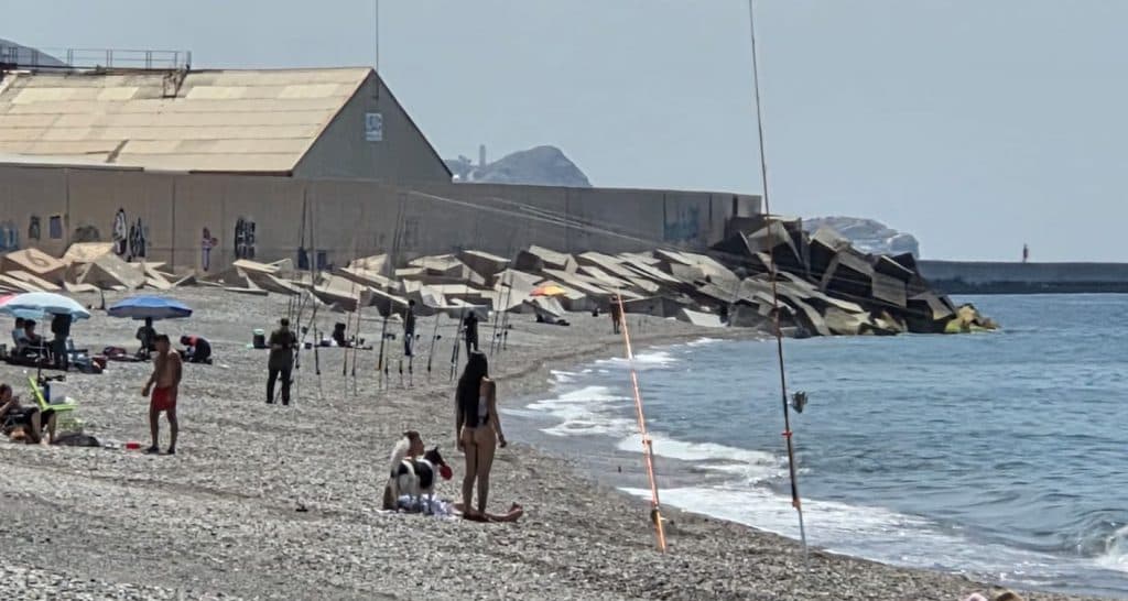 Gádor Domínguez exige al Ayuntamiento «una solución urgente» para acabar con el peligro que suponen los anzuelos en la Playa Can de Motril