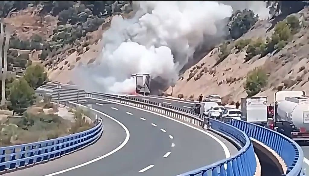 Incendio de un camión en la A-44 a la altura de la presa de Rules, dirección Granada