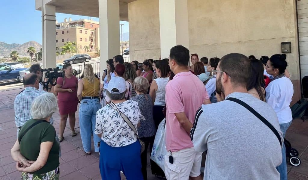 Las educadoras de la guardería Rosa López de Motril que llevan cinco meses sin cobrar, junto con las familias afectadas, se concentran pidiendo soluciones