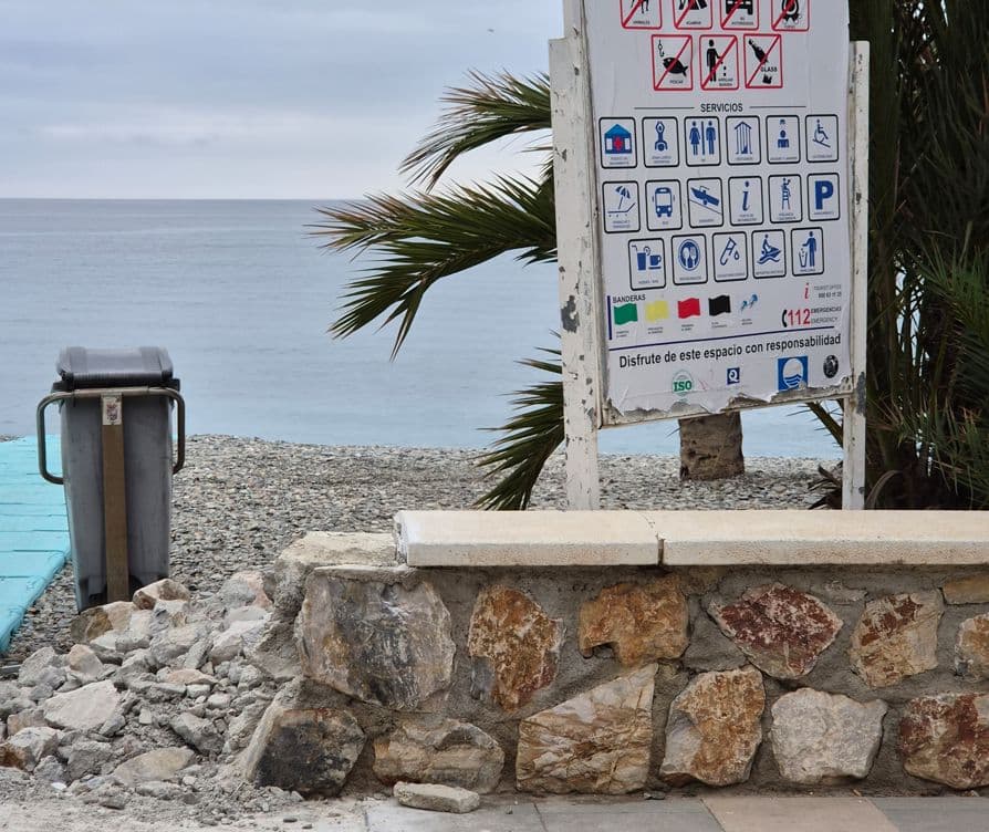 El PSOE sexitano exige al ayuntamiento «la activación inmediata de los servicios de playas y la revisión del contrato con la empresa externa de limpieza»