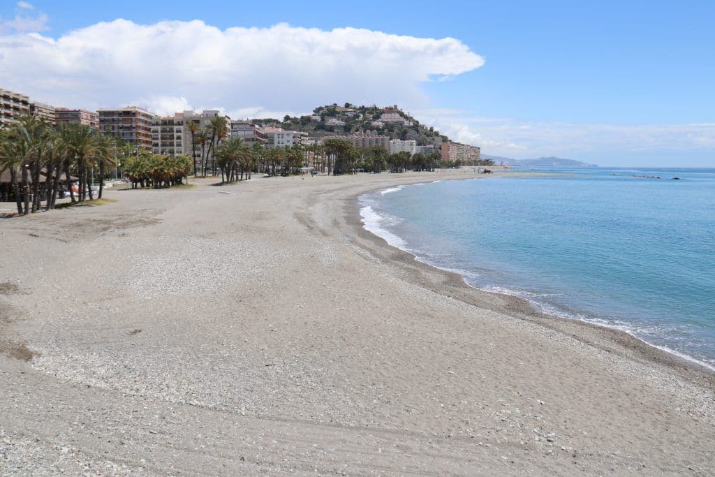 Fallece un bañista de 80 años en una playa de Almuñécar