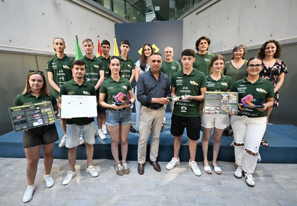 Rodríguez recibe al equipo IMO Racing del IES Montes Orientales de Iznalloz, clasificado para la final mundial de STEM Racing 2026 en Singapur