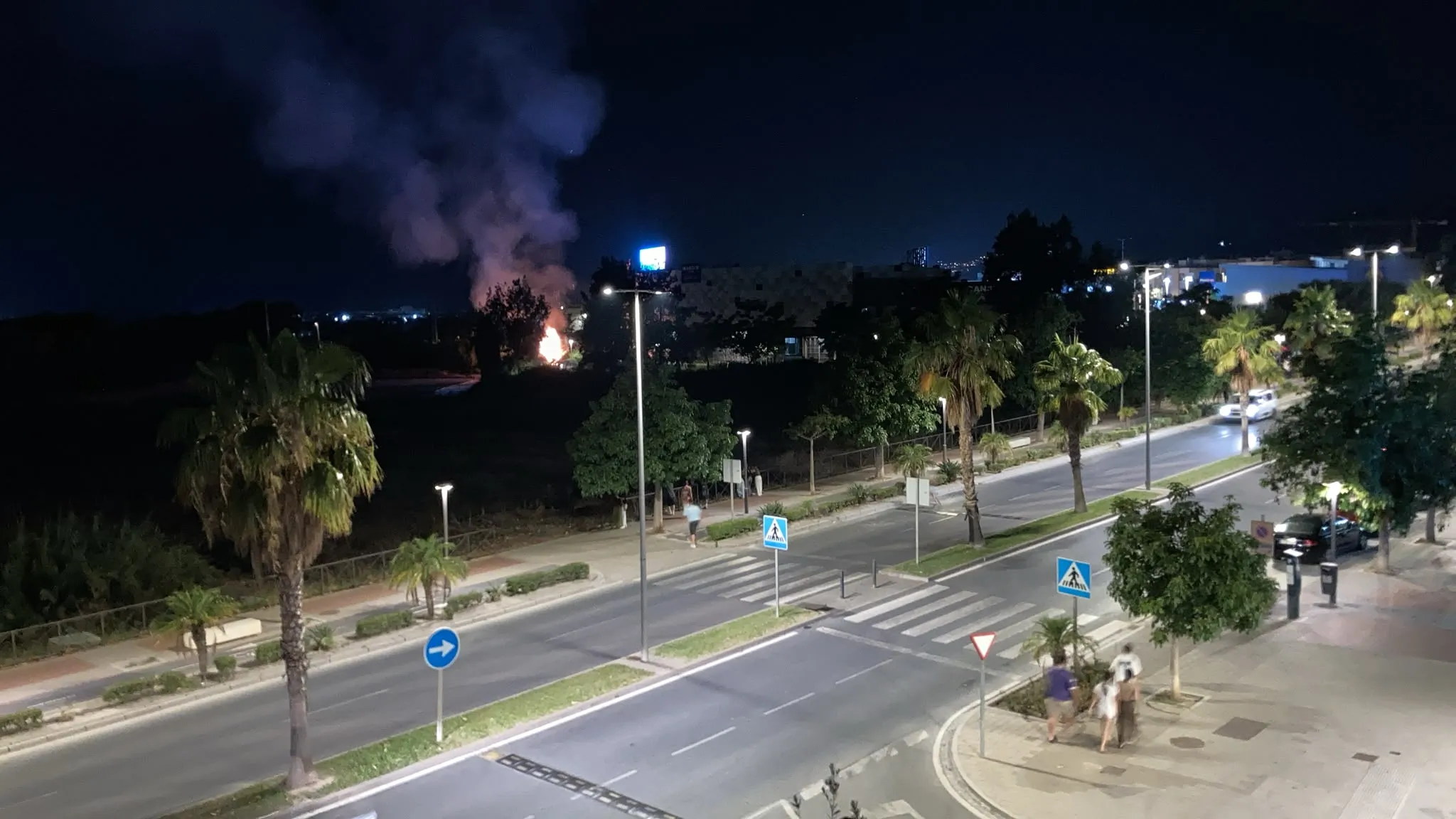 Incendio en Motril a espaldas del parque comercial de La Puchilla