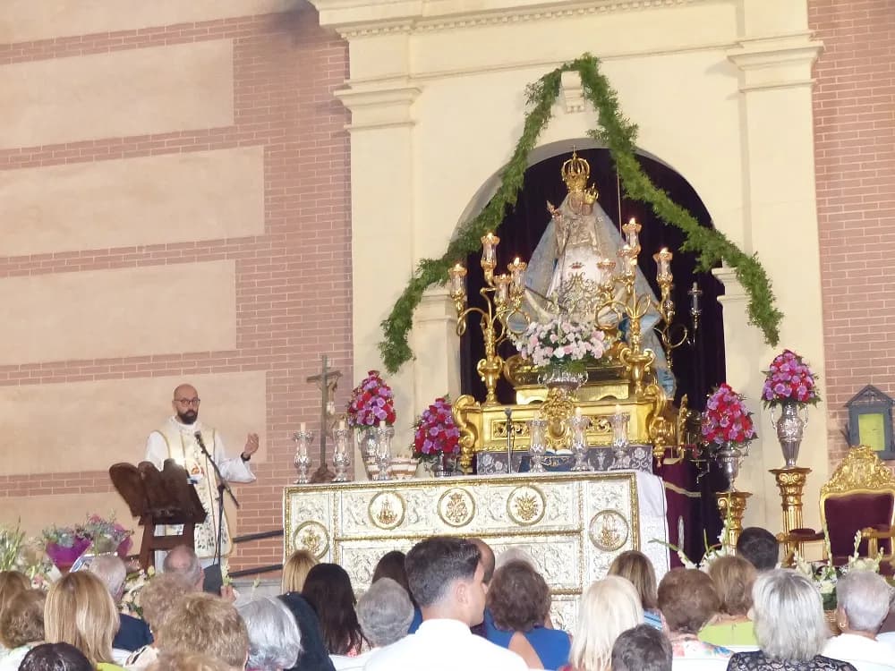 La Hdad. de Ntra. Sra. de la Cabeza Coronada de Motril ultima detalles para sus días grandes