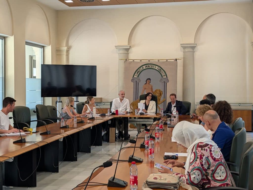 La Junta reúne a instituciones y entidades que trabajan contra el absentismo escolar en la provincia granadina