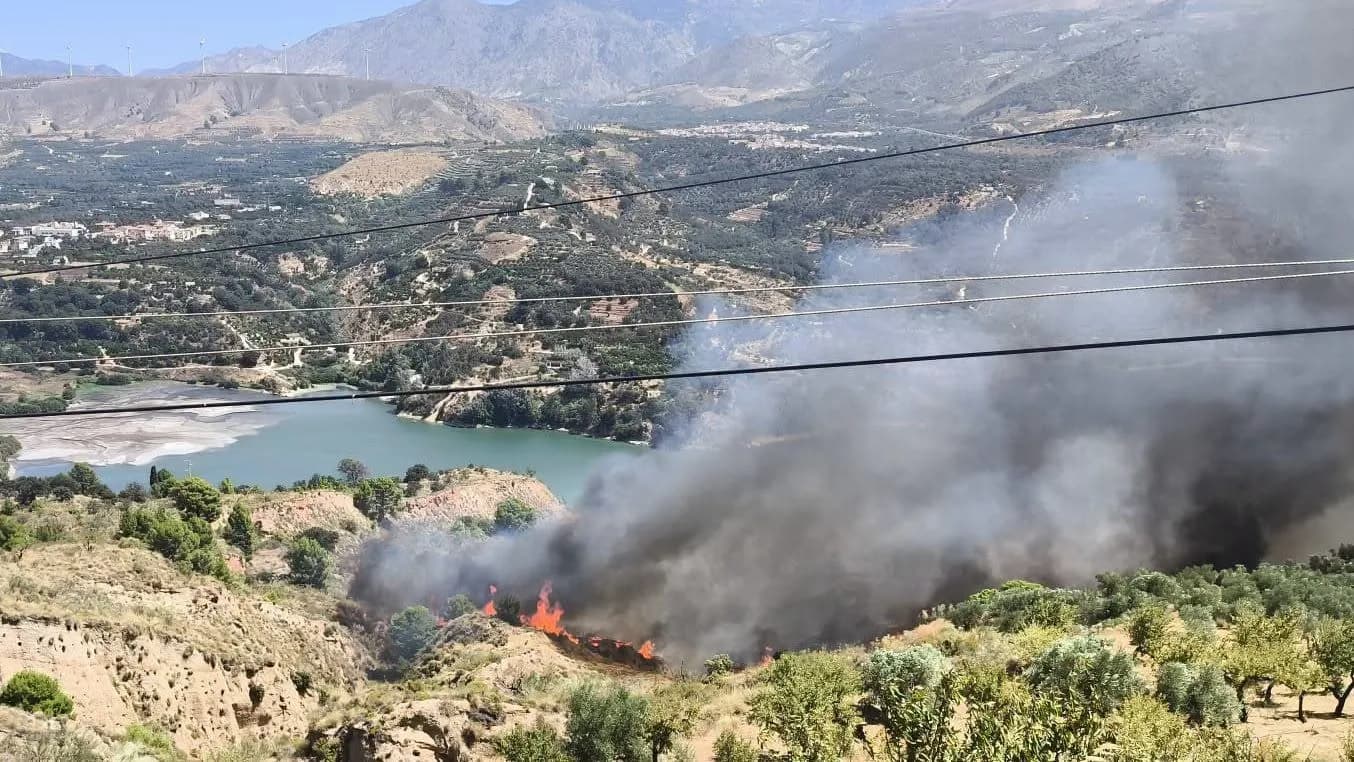 Declarado un incendio forestal en El Valle, junto al pantano de Béznar