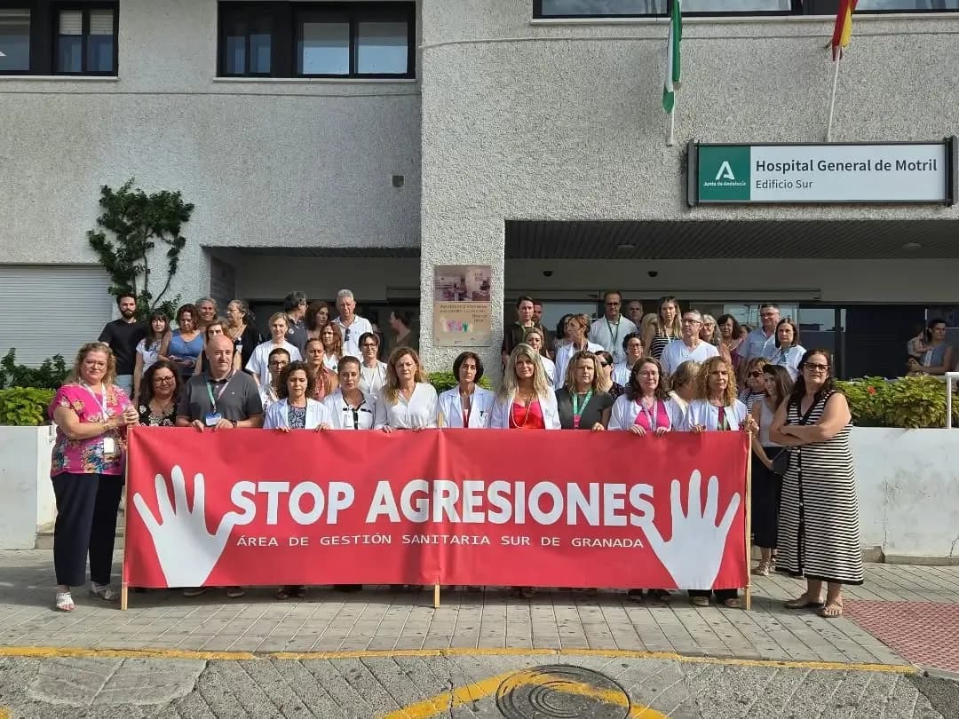 Concentración de repulsa ante la última agresión a una sanitaria en el Hospital Santa Ana de Motril