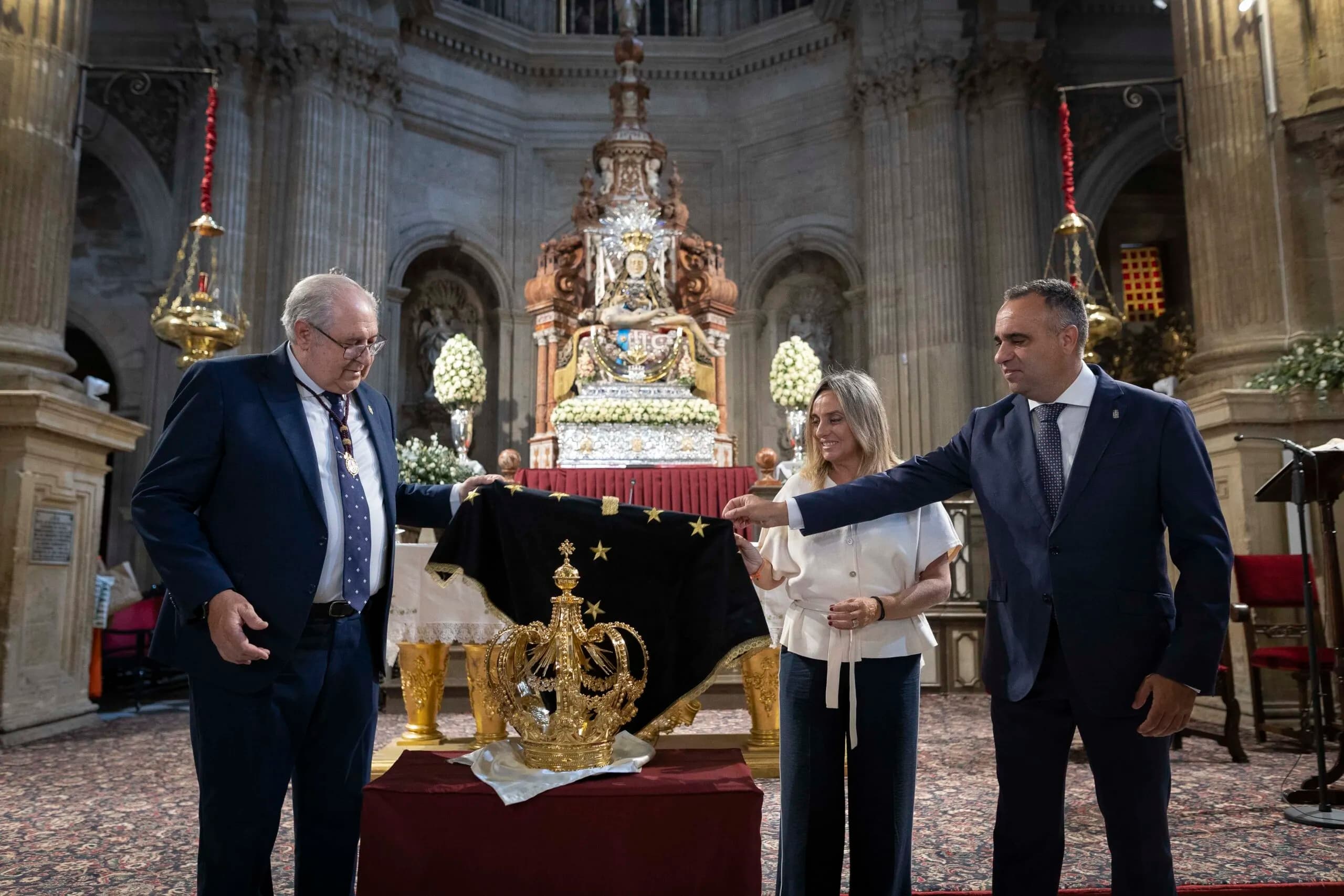 Diputación respalda la restauración de la corona imperial de la Virgen de las Angustias de Granada